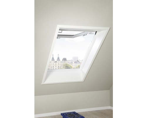 Geöffnetes Dachfenster in einem Dachzimmer mit Blick nach draußen.