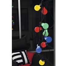 Lichterkette mit bunten Glühbirnen für den Außenbereich