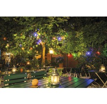 Restaurantgarten mit Tischen, Bänken und Lichterketten