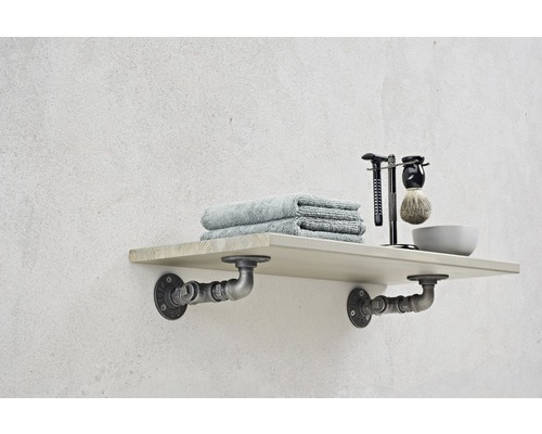 Wandregal mit Handtüchern und Rasierutensilien