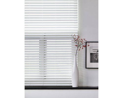 Innenjalousie am Fenster mit Dekoration