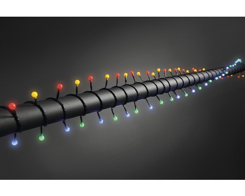 Lichterkette mit farbigen Leuchtmitteln auf schwarzem Kabel