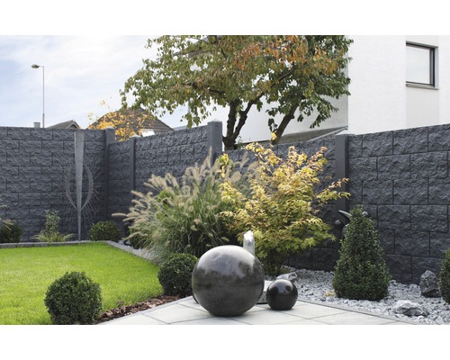 Garten mit Sichtschutzzaun, Ziergras und Kugelbrunnen
