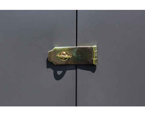 Metallschlossriegel an einer grauen Tür