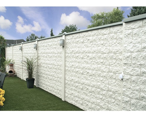 Garten mit Steinmauer, Beleuchtung und Pflanzen