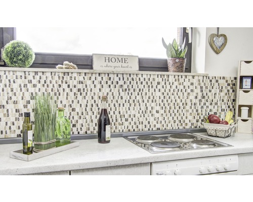 Küchenszene mit Mosaikfliesen, Dekorationen und Küchenutensilien auf einer Arbeitsfläche