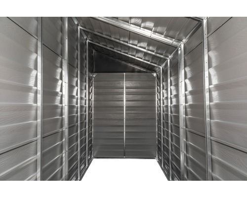 Innenansicht eines Gerätehauses mit Metallwänden und Rahmen