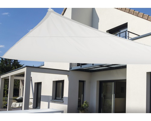 Dreieckiges Sonnensegel vor einem Haus