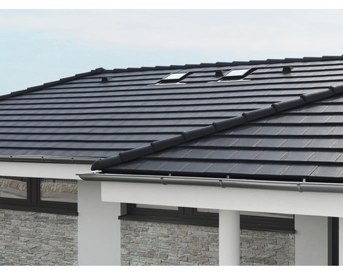 Dach mit Dachziegeln und Dachfenstern