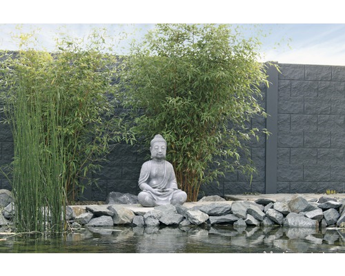 Buddhafigur am Teich mit Steinmauer und Bambus