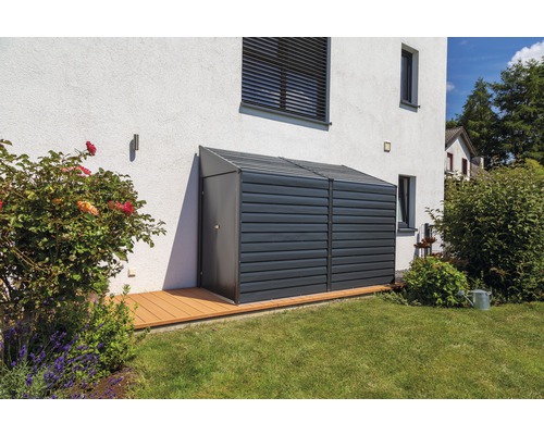 Garten Metall Geräteschuppen mit Tür neben Hauswand auf Rasen
