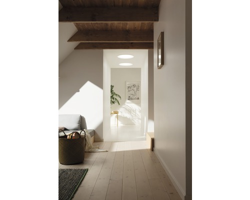 Heller Flur mit Tageslichtspots, Holzbalken und hellem Holzboden.