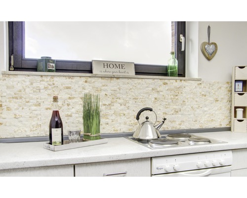 Küchenszene mit Natursteinverkleidung, Herd und Dekorationen