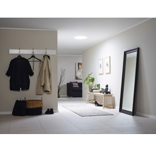 Flur mit Oberlicht, Garderobe, Spiegel und Sitzbank