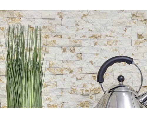 Dekorative Steinwand mit Ziergras und Edelstahl-Wasserkessel