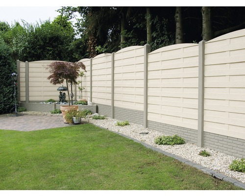 Gartenszene mit Sichtschutzzaun aus Kunststoff