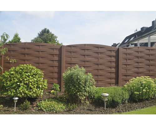 Brauner Kunststoffzaun im Garten