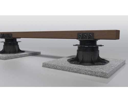 Verstellbarer Terrassenfuß mit Holzbalken auf Betonplatten