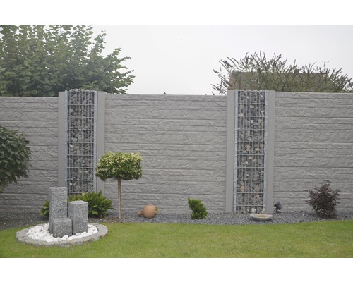 Gartenszene mit Gabionenzaun und Bepflanzung