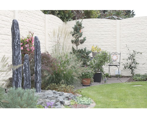 Gestalteter Garten mit Ziersteinen, Pflanzen und Sichtschutzzaun