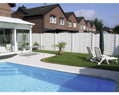 Garten mit Pool, Terrasse, weißen Stühlen, Tisch und Zaun