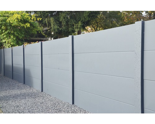 Betonzaun mit horizontalen Paneelen und Pfosten