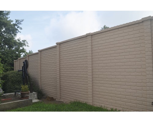 Lange Gartenmauer mit Ziegelmuster