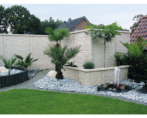 Gestalteter Garten mit Zaun, Pflanzen, Kiesweg und Springbrunnen