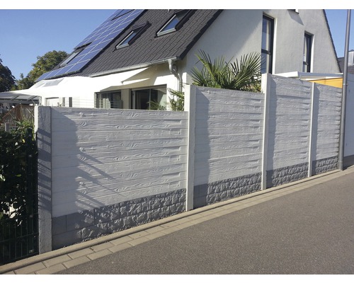 Betonzaun mit Holzstruktur und Zierelementen