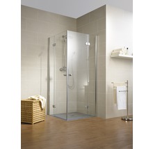 Duschkabine mit Glastüren und Handtuchhalter im Badezimmer