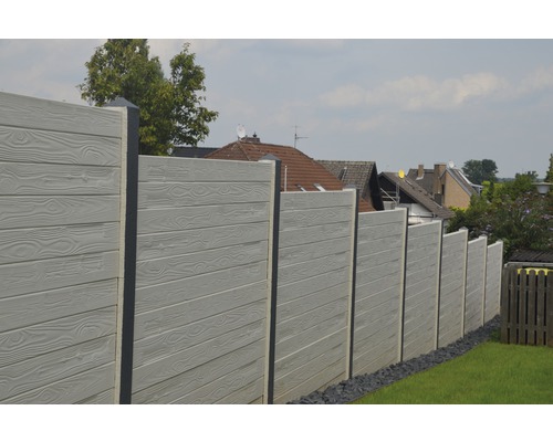 Gartenzaun aus Beton mit Holzstruktur