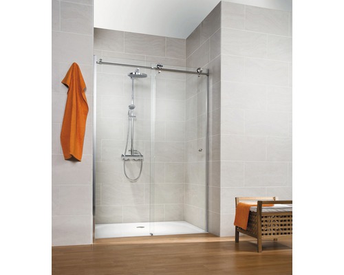 Schiebetür für Nische Schulte ExpressPlus Masterclass 1400x2000 mm Anschlag links Echtglas Klar hell chromoptik mit schmutzabweisender Glasbeschichtung Begehbare Dusche mit Glasschiebetür, Duschkopf und Handtuch