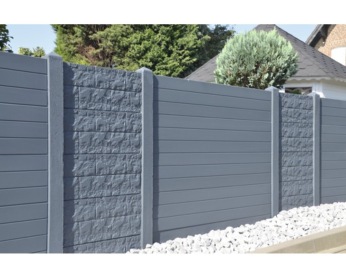 Grauer Sichtschutzzaun mit Betonpfosten und horizontalen Paneelen