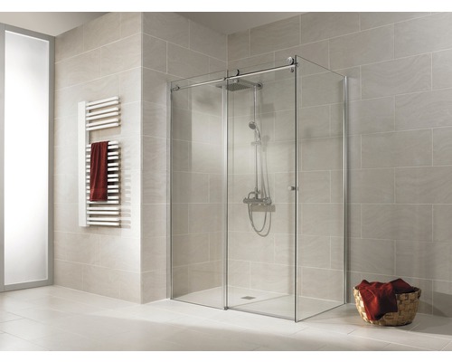 Schiebetür mit Seitenwand Schulte ExpressPlus Masterclass 1400x900x2000 mm Festteil links Echtglas Klar hell chromoptik mit schmutzabweisender Glasbeschichtung Badezimmer mit Duschkabine aus Glas, Handtuchheizkörper und Korb mit Handtüchern