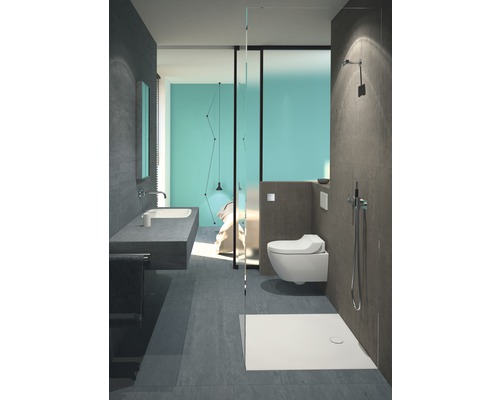 Modernes Badezimmer mit Toilette, Dusche, Waschbecken und türkisfarbener Wand