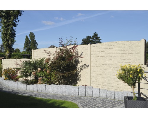 Gartenansicht mit Lärmschutzzaun und Bepflanzung