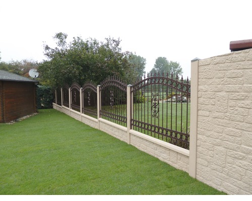 Dekorativer Gartenzaun aus Metall mit Betonpfosten und Rasenfläche