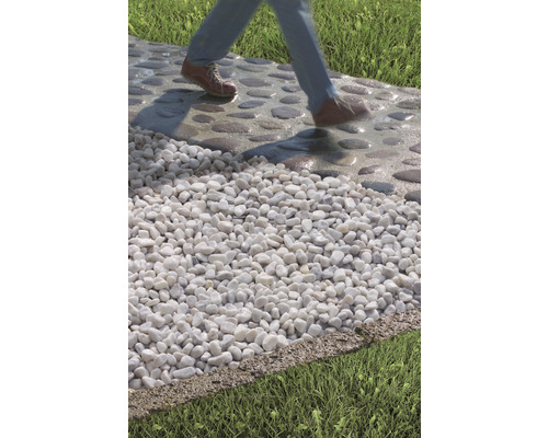 Fußgänger auf einem Gartenweg mit Zierkies