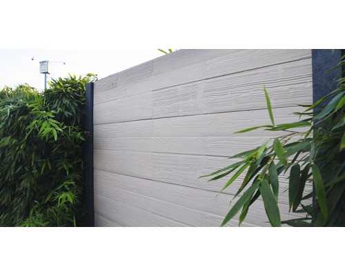 Gartenzaun mit Holzstruktur und Bepflanzung