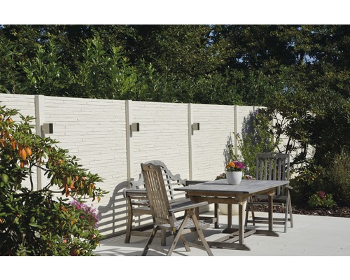 Gartenszene mit Gartenzaun, Gartenmöbeln und Außenleuchten