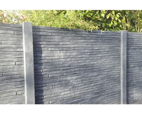 Sichtschutzzaun mit horizontalen Elementen und Pfosten