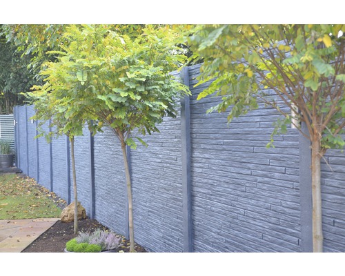 Gartenzaun mit Steinoptik und Bäumen