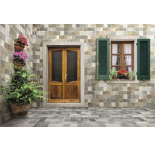 Außenbereich mit Steinwand, Holztür und Fensterläden