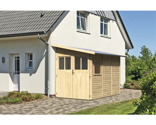 Holzgarage an einem Haus mit Fenster und Holztür