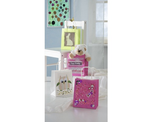 Dekorierte Geschenktüten mit unterschiedlichen Motiven und einem Teddybär