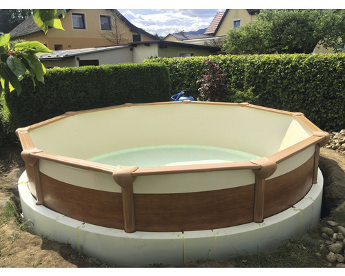 Aufbau eines runden Stahlwandpools im Garten.