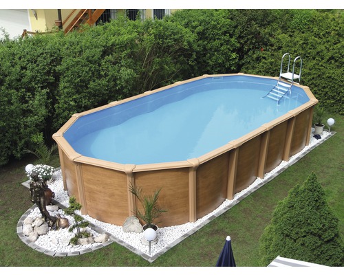 Ovaler Pool mit Holzverkleidung und Leiter im Garten