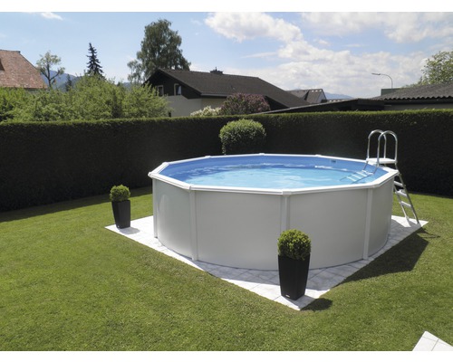 Rundes Aufstellbecken mit Leiter im Garten.