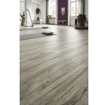 Heller Raum mit Laminatboden in Holzoptik, Yogamatten und Dekoration