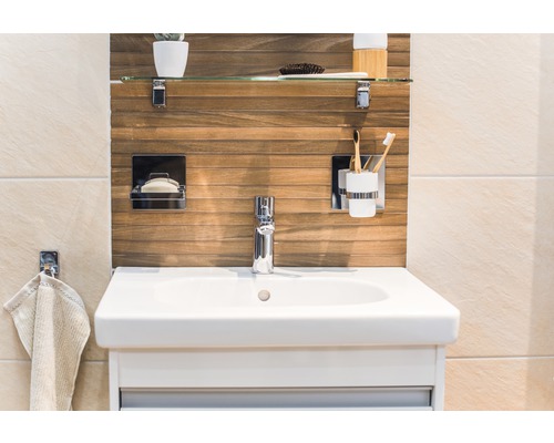 Badezimmerwaschtisch mit Armatur, Seifenschale, Zahnputzbecher, Handtuch und Ablage